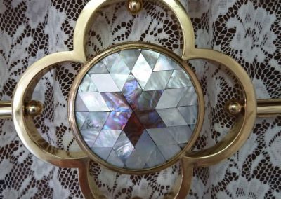 Mother of Pearl centre medallion feature